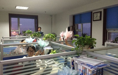 我們?cè)诖颂崆邦A(yù)祝大家圣誕節(jié)快樂(lè)！