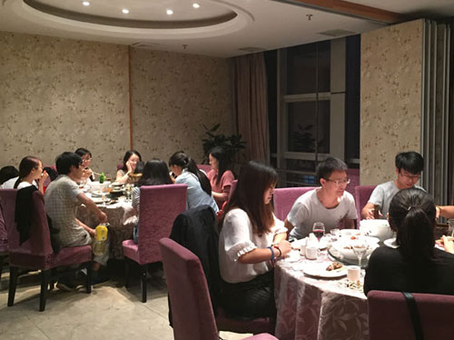 皓月迎佳節(jié)，中秋共團(tuán)圓